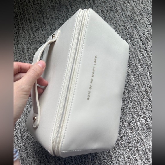 Makeup bag & refill bottles - Picture 3 of 8